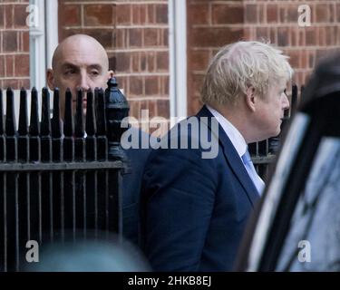 Londra, Regno Unito. 03rd Feb 2022. DAN ROSENFIELD (L) 10 capo di stato maggiore, e British PM BORIS JOHNSON (R) lasciano Downing Street. PM Boris Johnson è stato accusato di una serie di violazioni delle regole di blocco, con alcuni parlamentari che chiedono le sue dimissioni. Photo credit: Ben Cawthra/Sipa USA **NO UK SALES** Credit: Sipa USA/Alamy Live News Foto Stock