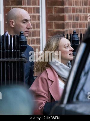 Londra, Regno Unito. 03rd Feb 2022. DAN ROSENFIELD (L) 10 capo dello staff, e SHELLEY WILLIAMS-WALKER (R) Capo delle operazioni per il primo Ministro, lasciano Downing Street. PM Boris Johnson è stato accusato di una serie di violazioni delle regole di blocco, con alcuni parlamentari che chiedono le sue dimissioni. Photo credit: Ben Cawthra/Sipa USA **NO UK SALES** Credit: Sipa USA/Alamy Live News Foto Stock