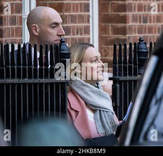 Londra, Regno Unito. 03rd Feb 2022. DAN ROSENFIELD (L) 10 capo dello staff, e SHELLEY WILLIAMS-WALKER (R) Capo delle operazioni per il primo Ministro, lasciano Downing Street. PM Boris Johnson è stato accusato di una serie di violazioni delle regole di blocco, con alcuni parlamentari che chiedono le sue dimissioni. Photo credit: Ben Cawthra/Sipa USA **NO UK SALES** Credit: Sipa USA/Alamy Live News Foto Stock