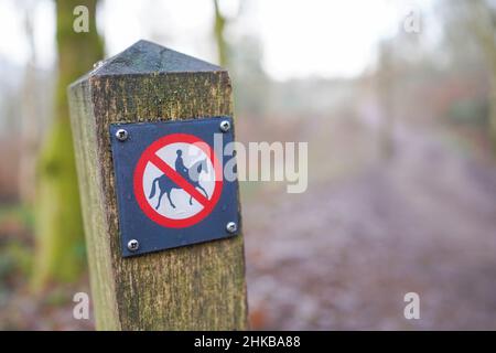 Nessun cartello sulla strada della ponte su un posto Foto Stock