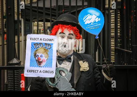 Westminster, Londra, Regno Unito. 03rd Feb 2022. Un manifestante vestito come una versione clown di Charlie Chaplin tiene un segno che dice 'eleggere un clown - Bojo - prevedere un Circus' fuori dalle porte di Downing Street oggi. Credit: Imagplotter/Alamy Live News Foto Stock