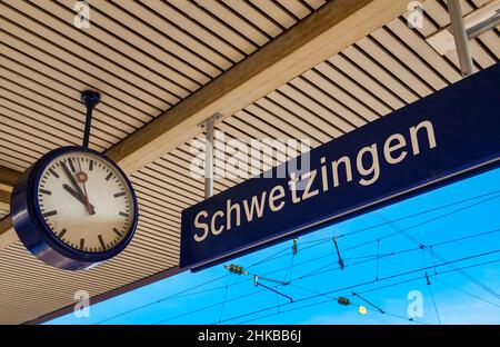 Grande vista ravvicinata di una tipica insegna cittadina in una stazione ferroviaria in Germania. Il segno mostra Schwetzingen, una città tedesca nel nord-ovest di Baden-Württemberg,... Foto Stock