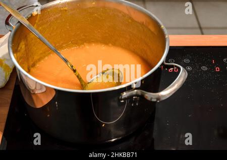 Preparazione di marmellata d'arancia fresca fatta in casa in cucina Foto Stock