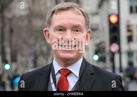 Westminster, Londra, Regno Unito. 03rd Feb 2022. Chris Bryant, MP, laburista. Dopo gli annunci del Cancelliere Rishi Sunaks alla Camera dei Comuni, parlamentari e politici sono visti lasciare il Parlamento oggi. Credit: Imagplotter/Alamy Live News Foto Stock