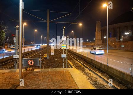 Fermata del tram 'Tonhalle' all'avvicinamento al ponte Oberkassel di notte a Düsseldorf, NRW, Germania su 11.12.2021 Foto Stock