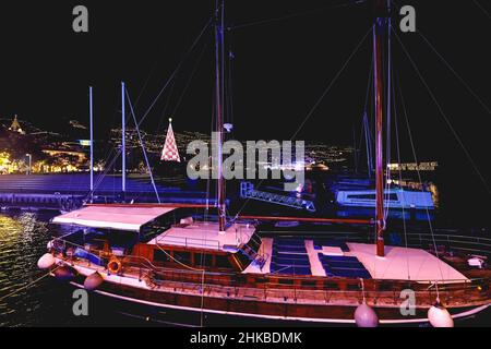 Funchal, Isola di Madeira, Portogallo - 26 dicembre 2021: Persone che camminano nel porto turistico decorato per Natale per la stagione delle vacanze Foto Stock