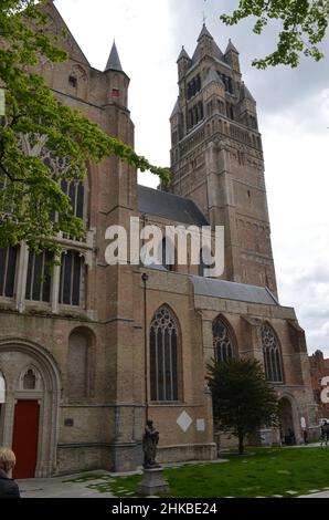 Questa è la Cattedrale di San Salvatore a Bruges, in Belgio. Costruito in stile gotico, è una delle numerose attrazioni che attirano turisti tutto l'anno. Foto Stock