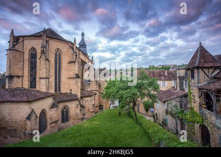 Cattedrale di Sarlat all'alba con architettura medievale e case in pietra Sarlat Dordogna Francia Foto Stock