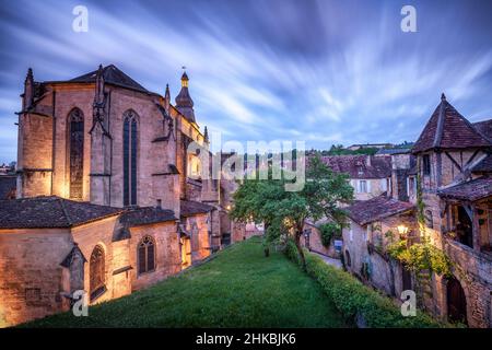 Cattedrale di Sarlat illuminata prima dell'alba con architettura medievale e case in pietra Sarlat Dordogna Francia Foto Stock