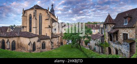 Panoramica della Cattedrale di Sarlat all'alba con architettura medievale e case in pietra Sarlat Dordogna Francia Foto Stock