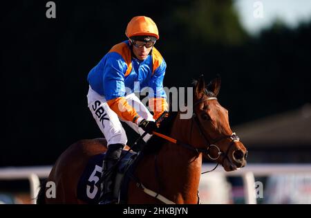 Western Music indovinato da jockey Sean Levey dopo aver vinto il Read Katie Walsh su Betway Insider handicap (Div II) al Southwell Racecourse. Data immagine: Giovedì 3 febbraio 2022. Foto Stock