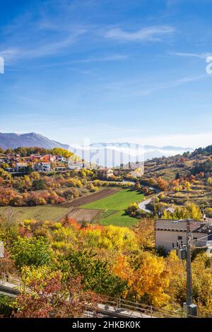 Vista autunnale da Castel del Monte, l’Aquila, Abruzzo, Italia, Europa Foto Stock