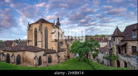 Panoramica della Cattedrale di Sarlat all'alba con architettura medievale e case in pietra Sarlat Dordogna Francia Foto Stock