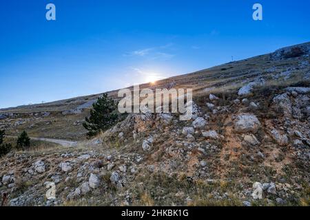 Salendo dalla SS 17 bis verso campo Imperatore, Castel del Monte, l’Aquila, Abruzzo, Italia, Europa Foto Stock