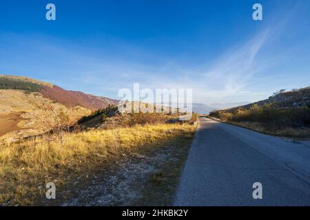 Salendo dalla SS 17 bis verso campo Imperatore, Castel del Monte, l’Aquila, Abruzzo, Italia, Europa Foto Stock