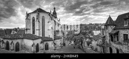 Bianco e nero Panoramica della Cattedrale di Sarlat all'alba con architettura medievale e case in pietra Sarlat Dordogna Francia Foto Stock