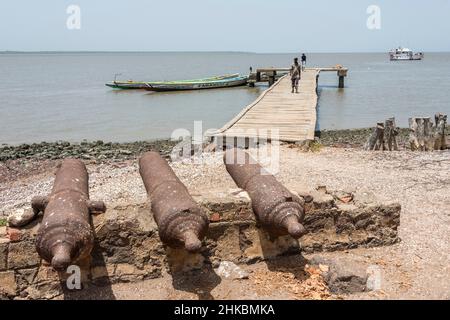 Vecchi cannoni e molo sull'isola di James nel fiume Gambia Foto Stock