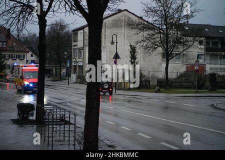 Ambulanza della Croce Rossa tedesca in missione nelle prime ore serali. Foto Stock