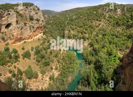 Vista del canyon del fiume Jucar dal punto di vista della finestra del Diavolo nella Serrania de Cuenca, Spagna Foto Stock