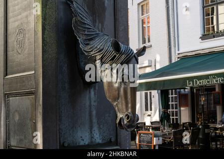 La fontana del cavallo nella città vecchia di Bruges, Belgio. Il centro storico della città è un sito patrimonio mondiale dell'UNESCO Foto Stock