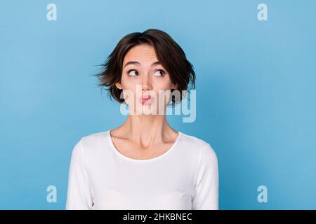 Foto di bella signora sognante vestito camicia bianca che ti invia bacio guardando vuoto spazio isolato blu sfondo di colore Foto Stock