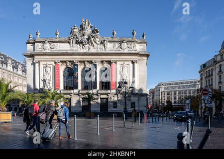 4 novembre 2021 - Lille, Francia: La Grande Place, ha un'architettura fiamminga simile al Belgio. Accanto alla piazza principale, la Grand Place, sorge il Teatro dell'Opera costruito in stile neoclassico Foto Stock