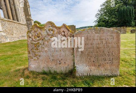 Headstone del 18th secolo nel cortile della chiesa di St Margaret, Cley-Next-the-Sea, un villaggio costiero a Norfolk, East Anglia, Inghilterra Foto Stock