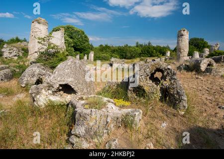 Il deserto di pietra Pobiti Kamani - fenomeno rock favoloso nella provincia di Varna, Bulgaria - destinazione turistica Foto Stock