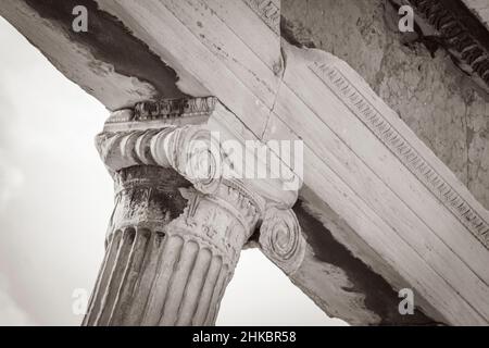 Foto in bianco e nero dei dettagli figure sculture colonne dell'Acropoli di Atene con incredibili e belle rovine Partenone e nuvola blu Foto Stock