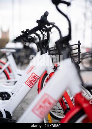 Grande numero di e-bike nel centro di Bristol Foto Stock