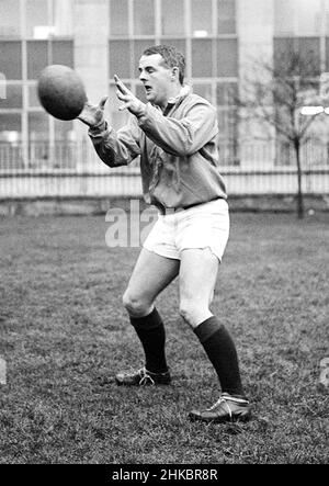 Foto di archivio datata 30-03-1968 di Tom Kiernan, capitano irlandese di rugby, praticante. L’ex capitano irlandese e britannico e irlandese Tom Kiernan è morto all’età di 83 anni, ha annunciato l’Irish Rugby Football Union. Data di emissione: Giovedì 3 febbraio 2022. Foto Stock