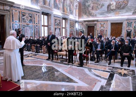 Città del Vaticano, Italien. 03rd Feb 2022. Udienza di Papa Francesco con i responsabili e il personale dell'Ispettorato di pubblica sicurezza con il Capo di polizia Lamberto Giannini in Vaticano, 3th febbraio 2022 AD USO EDITORIALE - Vatican Media/Spaziani. Credit: dpa/Alamy Live News Foto Stock