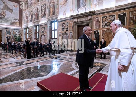 Città del Vaticano, Italien. 03rd Feb 2022. Udienza di Papa Francesco con i responsabili e il personale dell'Ispettorato di pubblica sicurezza con il Capo di polizia Lamberto Giannini in Vaticano, 3th febbraio 2022 AD USO EDITORIALE - Vatican Media/Spaziani. Credit: dpa/Alamy Live News Foto Stock