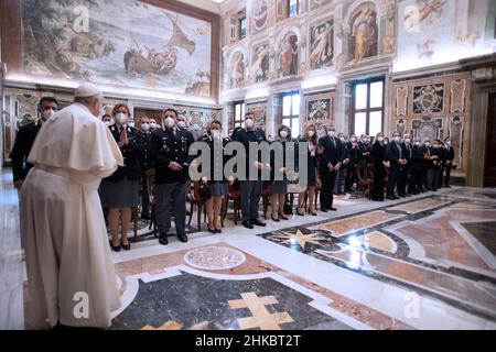 Città del Vaticano, Italien. 03rd Feb 2022. Udienza di Papa Francesco con i responsabili e il personale dell'Ispettorato di pubblica sicurezza con il Capo di polizia Lamberto Giannini in Vaticano, 3th febbraio 2022 AD USO EDITORIALE - Vatican Media/Spaziani. Credit: dpa/Alamy Live News Foto Stock