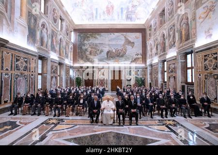 Città del Vaticano, Italien. 03rd Feb 2022. Udienza di Papa Francesco con i responsabili e il personale dell'Ispettorato di pubblica sicurezza con il Capo di polizia Lamberto Giannini in Vaticano, 3th febbraio 2022 AD USO EDITORIALE - Vatican Media/Spaziani. Credit: dpa/Alamy Live News Foto Stock