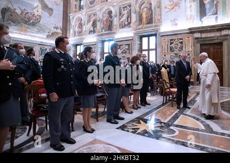 Città del Vaticano, Italien. 03rd Feb 2022. Udienza di Papa Francesco con i responsabili e il personale dell'Ispettorato di pubblica sicurezza con il Capo di polizia Lamberto Giannini in Vaticano, 3th febbraio 2022 AD USO EDITORIALE - Vatican Media/Spaziani. Credit: dpa/Alamy Live News Foto Stock