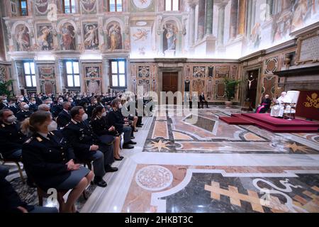 Città del Vaticano, Italien. 03rd Feb 2022. Udienza di Papa Francesco con i responsabili e il personale dell'Ispettorato di pubblica sicurezza con il Capo di polizia Lamberto Giannini in Vaticano, 3th febbraio 2022 AD USO EDITORIALE - Vatican Media/Spaziani. Credit: dpa/Alamy Live News Foto Stock