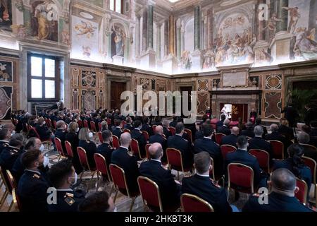 Città del Vaticano, Italien. 03rd Feb 2022. Udienza di Papa Francesco con i responsabili e il personale dell'Ispettorato di pubblica sicurezza con il Capo di polizia Lamberto Giannini in Vaticano, 3th febbraio 2022 AD USO EDITORIALE - Vatican Media/Spaziani. Credit: dpa/Alamy Live News Foto Stock