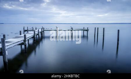 Tramonto allo Steinhuder Meer. Il molo conduce in acqua Foto Stock