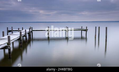 Tramonto allo Steinhuder Meer. Il molo conduce in acqua Foto Stock