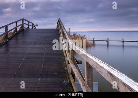 Tramonto allo Steinhuder Meer. Il molo conduce in acqua Foto Stock