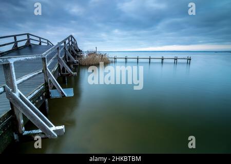 Tramonto allo Steinhuder Meer. Il molo conduce in acqua Foto Stock