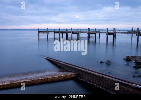 Tramonto allo Steinhuder Meer. Il molo conduce in acqua Foto Stock