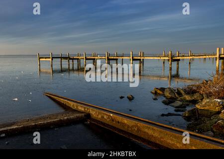 Tramonto allo Steinhuder Meer. Il molo conduce in acqua Foto Stock