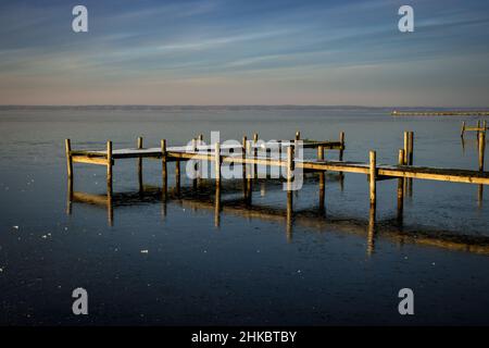 Tramonto allo Steinhuder Meer. Il molo conduce in acqua Foto Stock