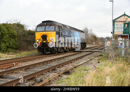 Rail Operations Group Classe 57 Locomotiva diesel-elettrica numero 57312 passando per la scatola di segnalazione di Lichfield Trent Valley Junction il 3 febbraio 2022. Foto Stock