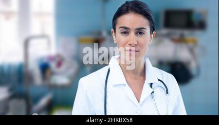Ritratto di fidato medico biraciale in piedi in ospedale Foto Stock