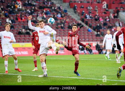 Jamal MUSIALA r. (M) in duelli contro Luca KILIAN (K), azione, calcio 1st Bundesliga, 19th matchday, FC Cologne (K) - FC Bayern Monaco (M) 0: 4, il 15th gennaio 2022 a Koeln/ Germania. Le normative #DFL vietano l'uso di fotografie come sequenze di immagini e/o quasi-video # Â Foto Stock