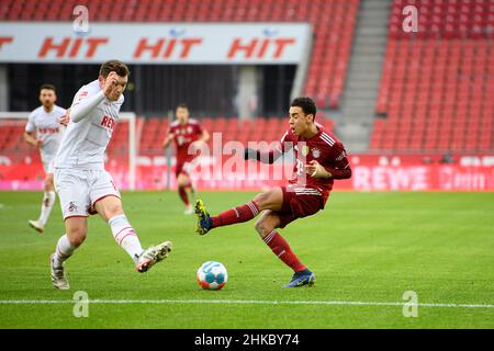 Jamal MUSIALA r. (M) in duelli contro Luca KILIAN (K), azione, calcio 1st Bundesliga, 19th matchday, FC Cologne (K) - FC Bayern Monaco (M) 0: 4, il 15th gennaio 2022 a Koeln/ Germania. Le normative #DFL vietano l'uso di fotografie come sequenze di immagini e/o quasi-video # Â Foto Stock