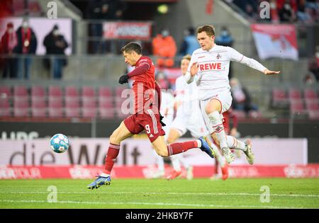 Robert LEWANDOWSKI l. (M) in duelli contro Luca KILIAN (K), azione, calcio 1st Bundesliga, 19th matchday, FC Cologne (K) - FC Bayern Monaco (M) 0: 4, il 15th gennaio 2022 a Koeln/ Germania. Le normative #DFL vietano l'uso di fotografie come sequenze di immagini e/o quasi-video # Â Foto Stock